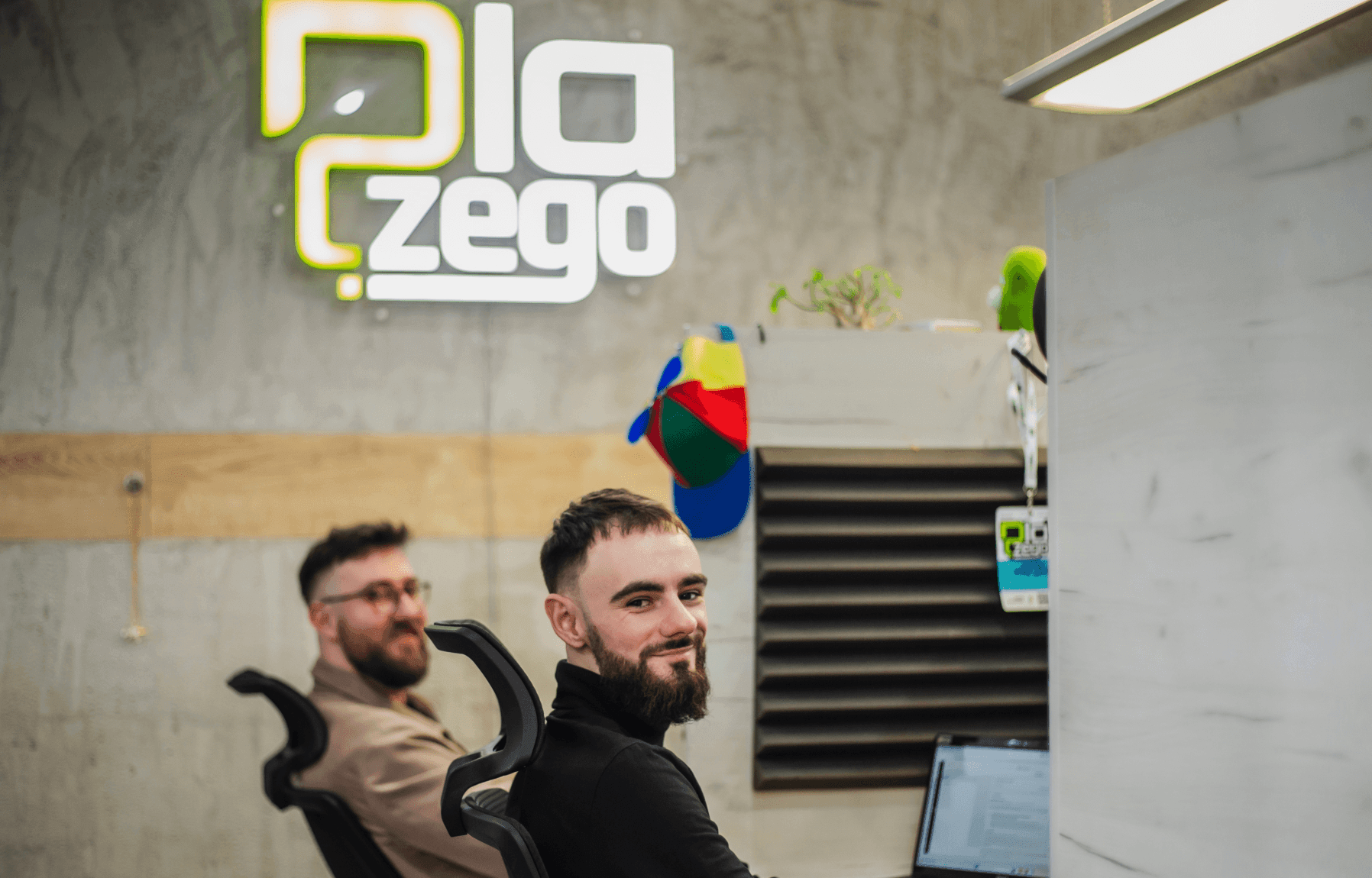 Specjalista Google Ads pracujący przy kampanii