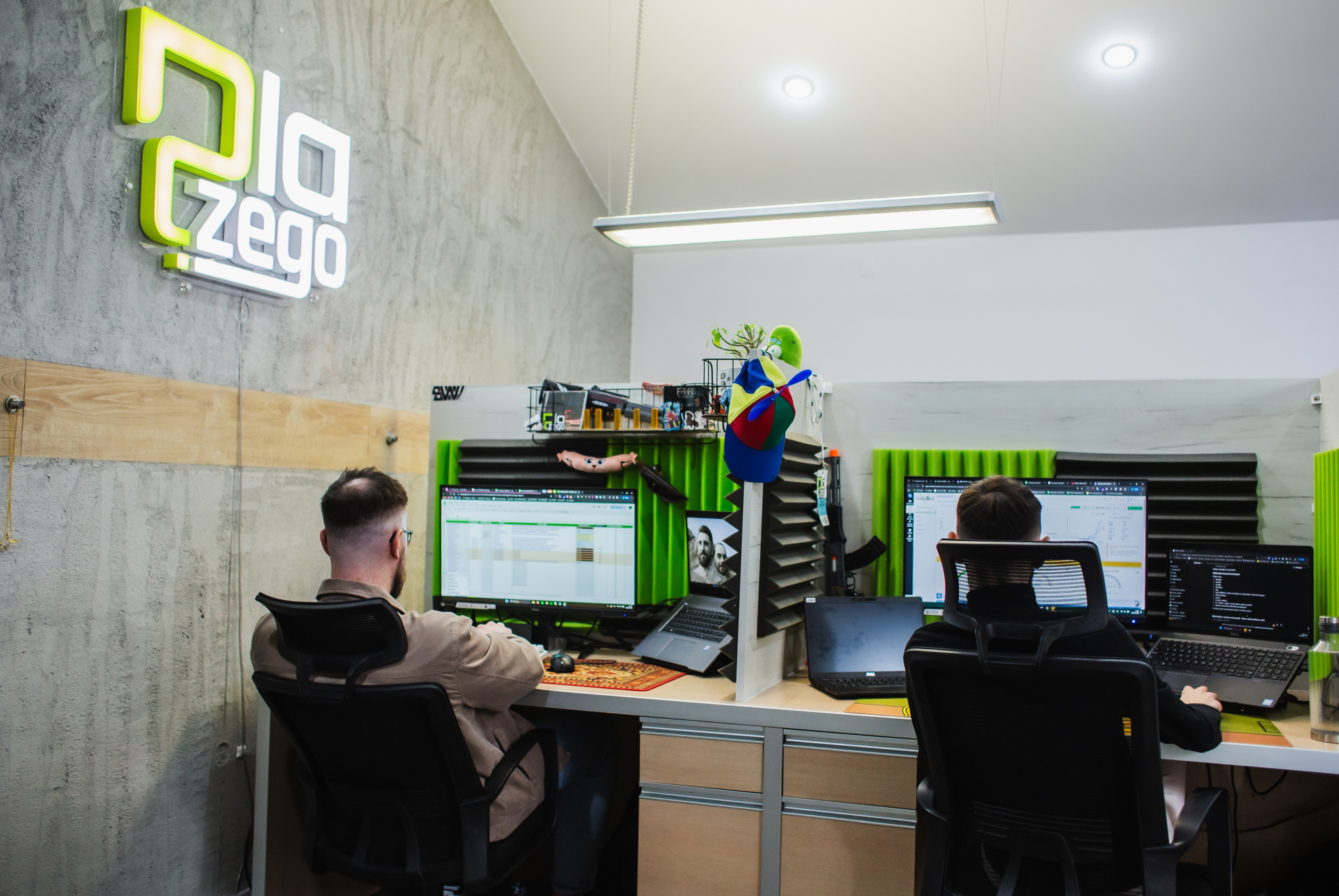 Dwóch specjalistów Google Ads planujących kampanię